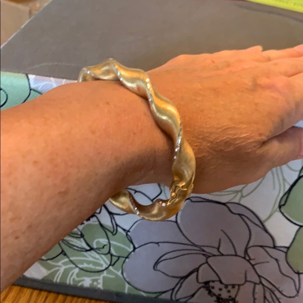 Veronese 18K Clad Satin/Diamond Cut Ribbon Bangle. - Picture 8 of 8